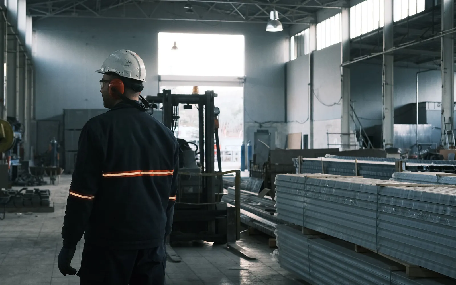Technician on the way to a forklift: illustrative image