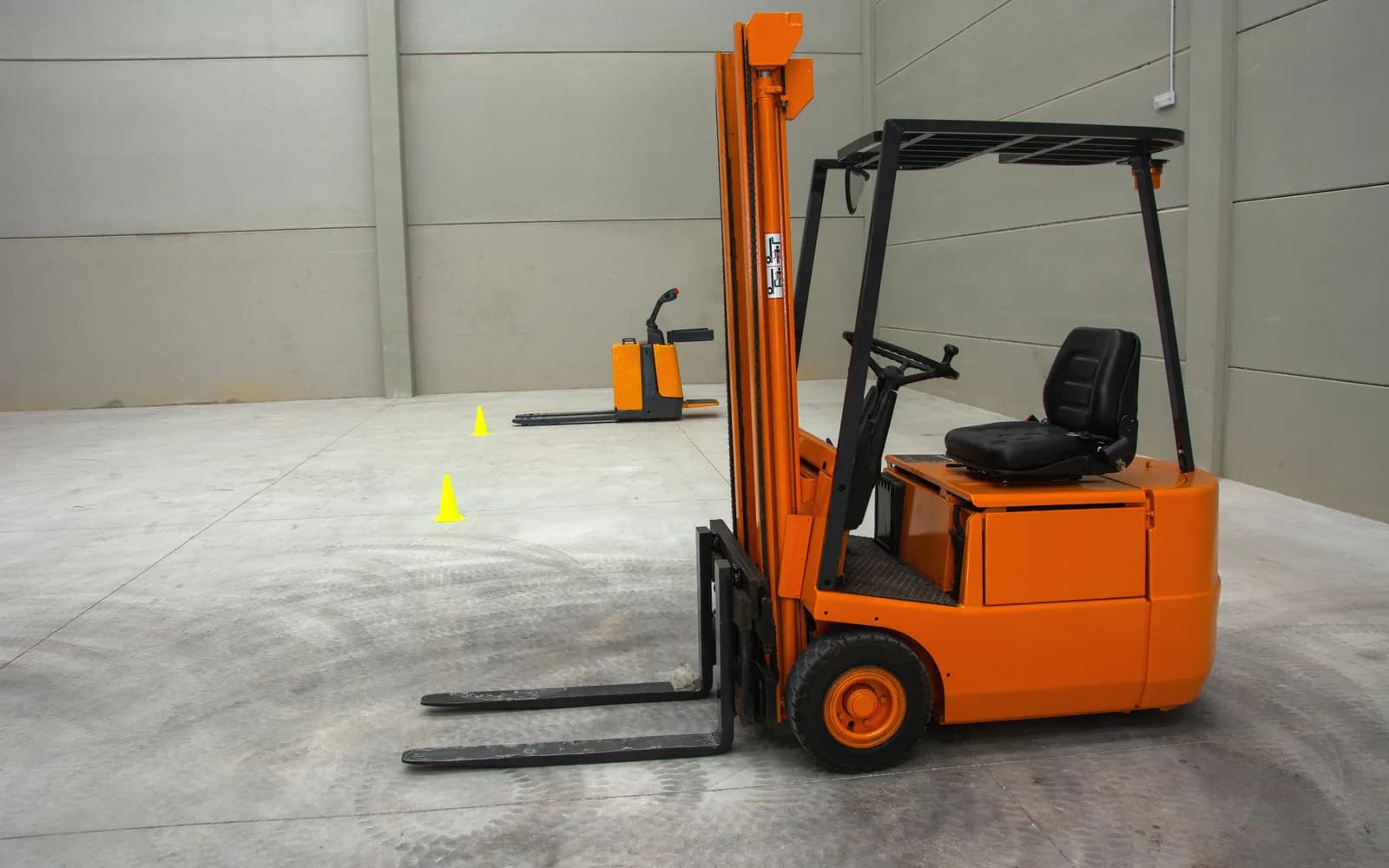 Electric forklift: illustrative image